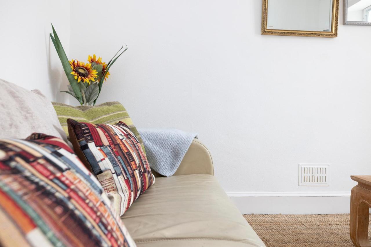 Ferienwohnung Joivy Cosy Flat In The Heart Of EDI Exterior foto